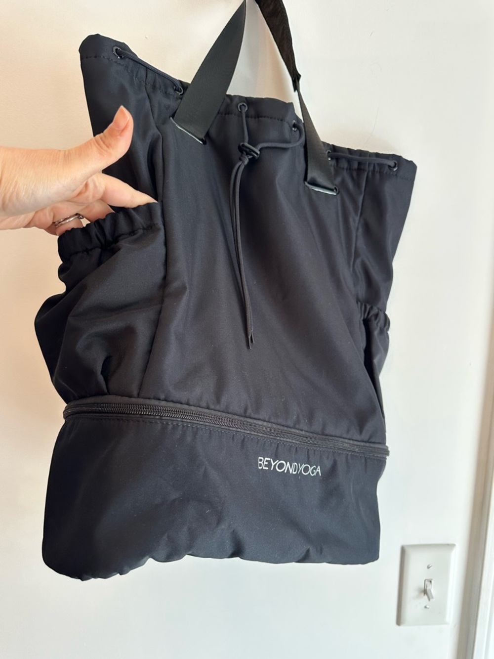 Beyond Yoga Black Drawstring convertible gym bag - Picture 3 of 10